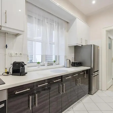 Bpr Ethereal Panoramic With A/c & Balcony Budapest